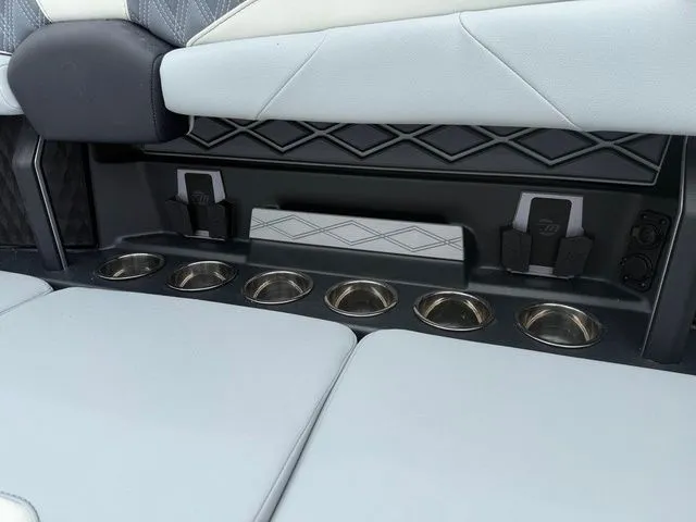 Slide: The Image of Malibu M230 2025 - 20