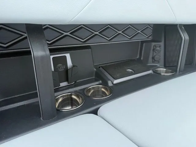 Slide: The Image of Malibu M230 2025 - 21