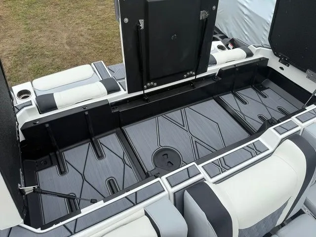 Slide: The Image of Malibu M230 2025 - 27