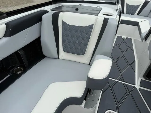 Slide: The Image of Malibu M230 2025 - 31