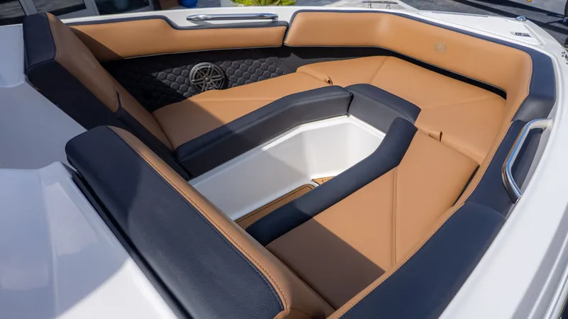 Slide: The Image of Cobalt R4 Surf 2023 - 10