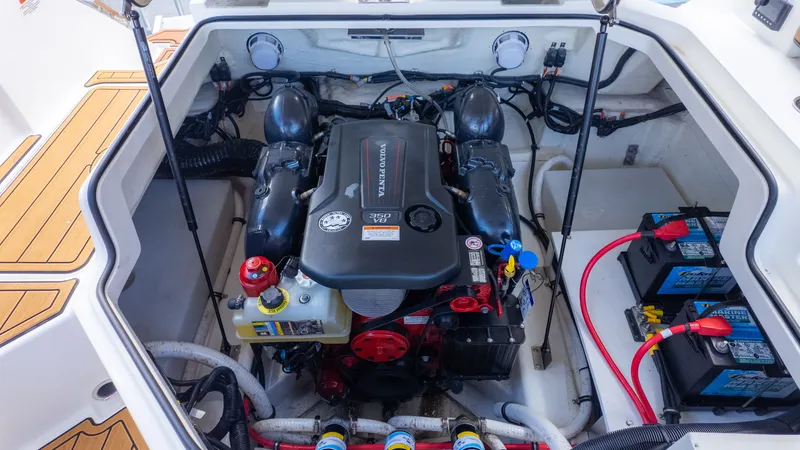 Slide: The Image of Cobalt R4 Surf 2023 - 14