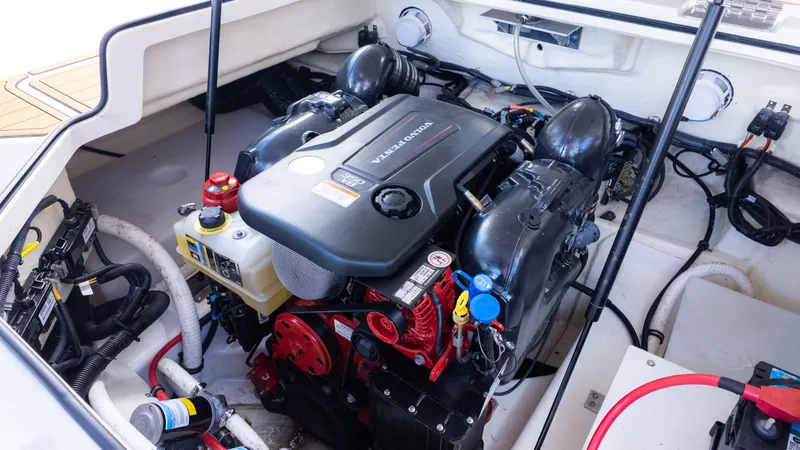 Slide: The Image of Cobalt R4 Surf 2023 - 15