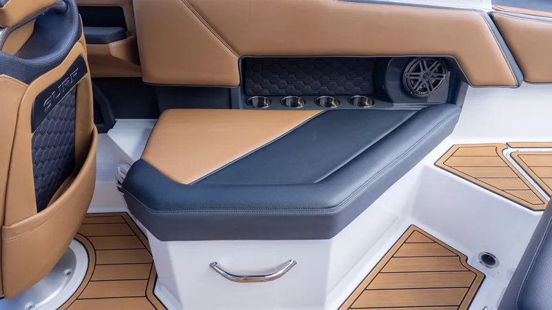 Slide: The Image of Cobalt R4 Surf 2023 - 19