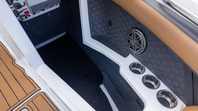 Slide: The Image of Cobalt R4 Surf 2023 - 22