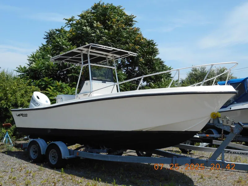 The Image of 1992 Mako 22 CC boat on trailer, outdoors, with Suzuki engine. - 1