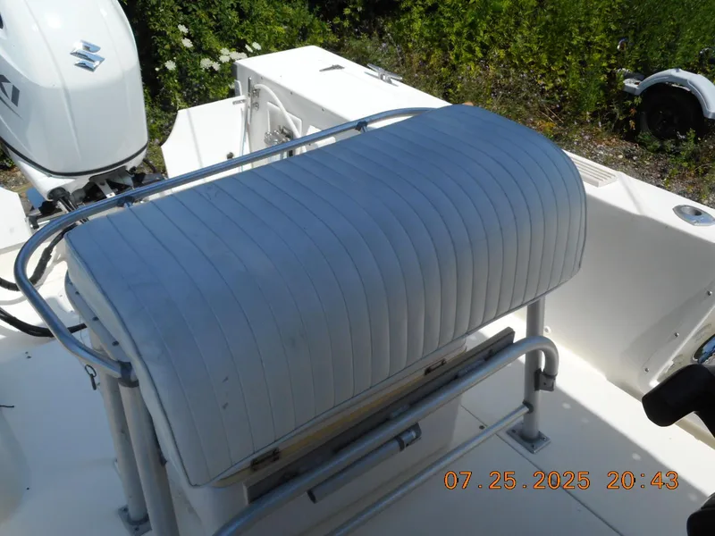 Slide: The Image of 1992 Mako 22 CC boat with Suzuki outboard motor and cushioned seating. - 6