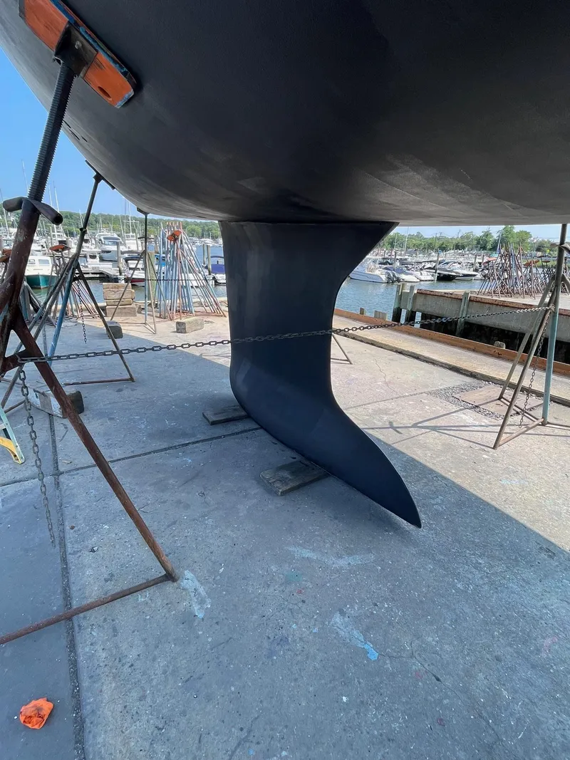Slide: The Image of Keel of a 2003 Beneteau 423 sailboat on dry dock. - 21