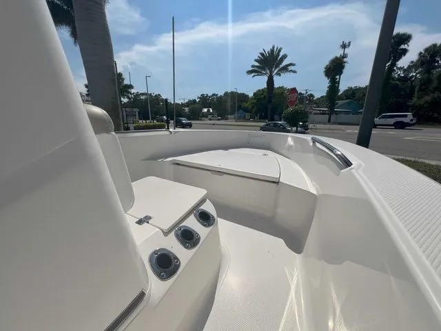 Slide: The Image of Robalo R16 2018 - 13