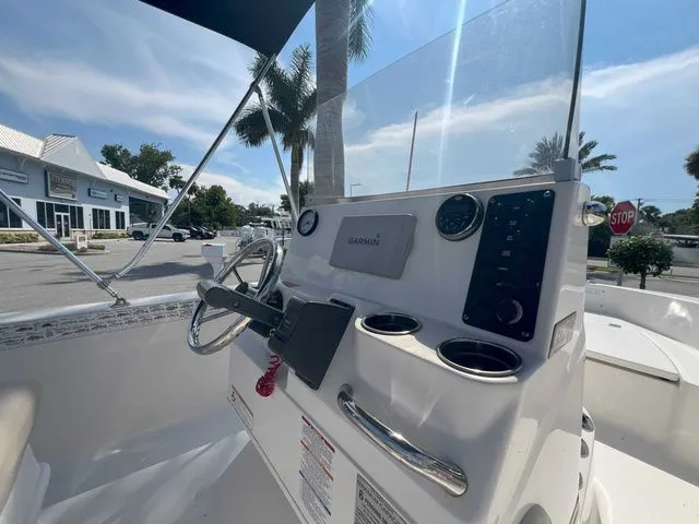 Slide: The Image of Robalo R16 2018 - 52