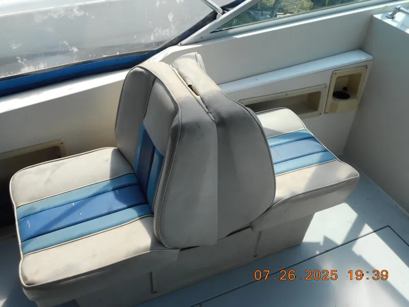 Slide: The Image of 1988 Wellcraft V20 Steplift boat seat with blue and white upholstery. - 4