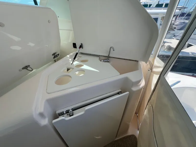 Slide: The Image of Tiara 4400 Sovran - 14