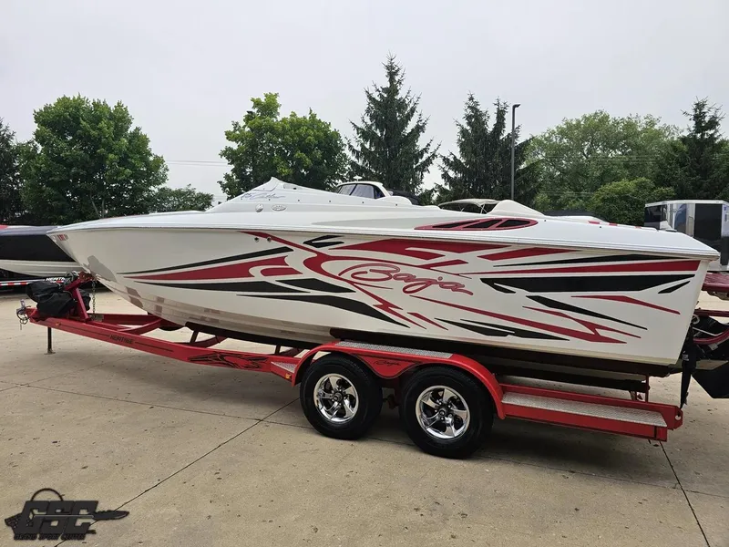 Slide: The Image of 2005 Baja 25 Outlaw speedboat on red trailer, featuring dynamic graphics. - 29