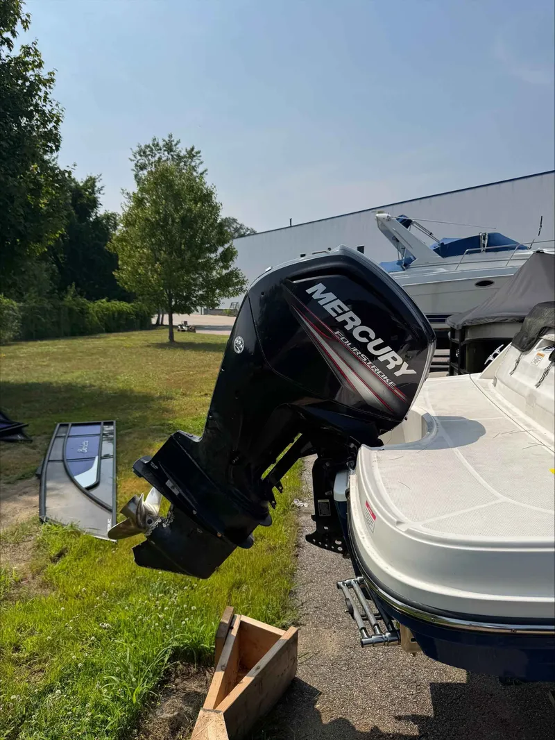 Slide: The Image of Bayliner VR5 2017 - 3