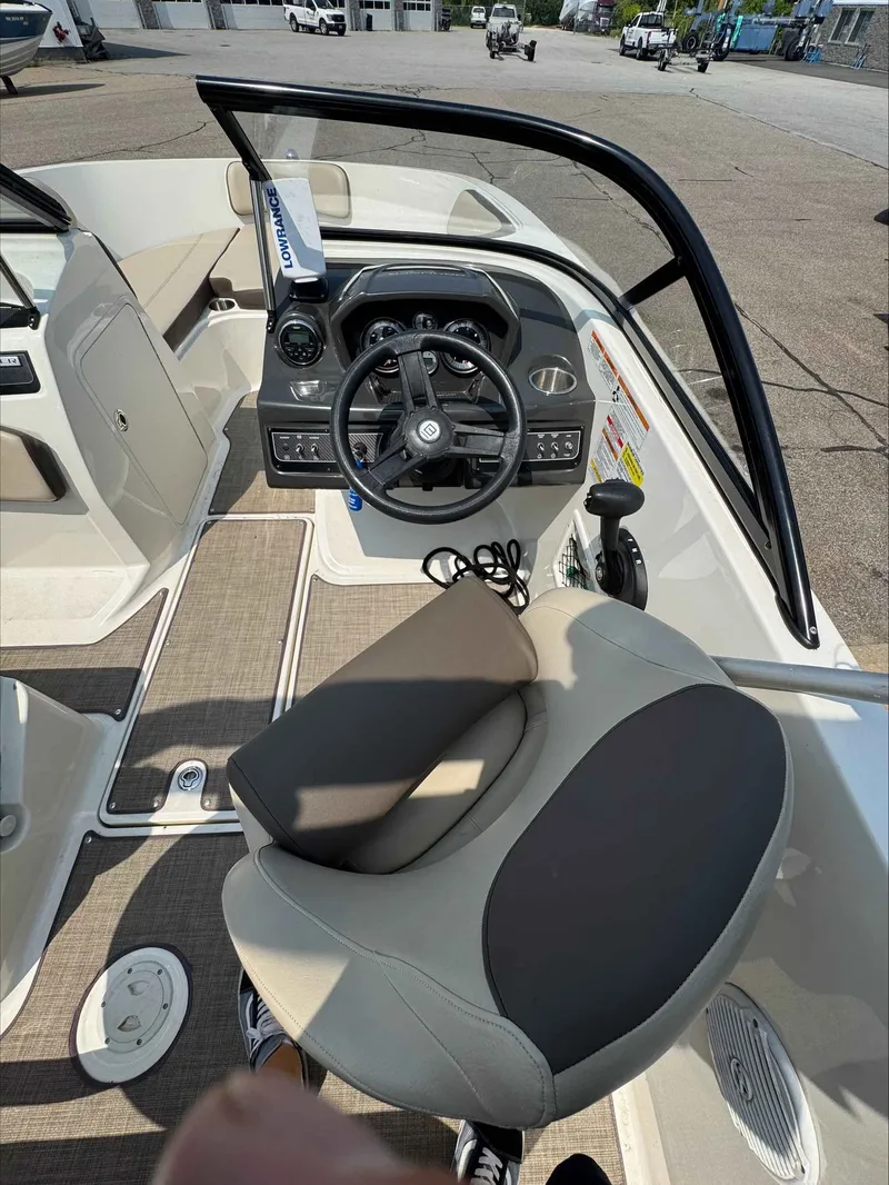 Slide: The Image of Bayliner VR5 2017 - 6