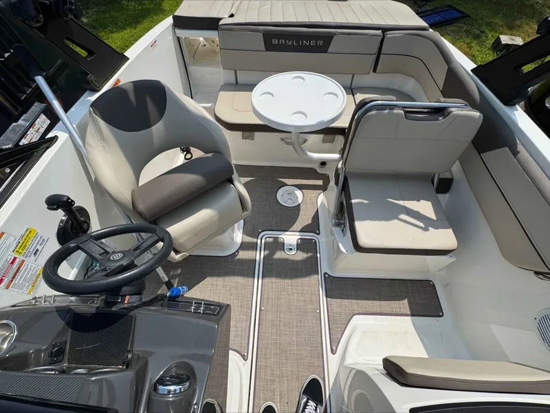 Slide: The Image of Bayliner VR5 2017 - 7