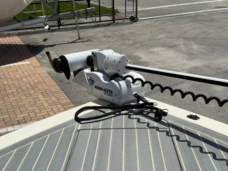 Slide: The Image of Minn Kota Ulterra motor on 2024 Scout 281 XSS boat deck. - 33