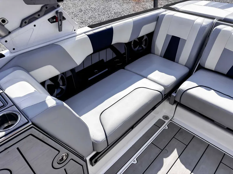 Slide: The Image of Malibu Wakesetter 24 MXZ 2021 - 14