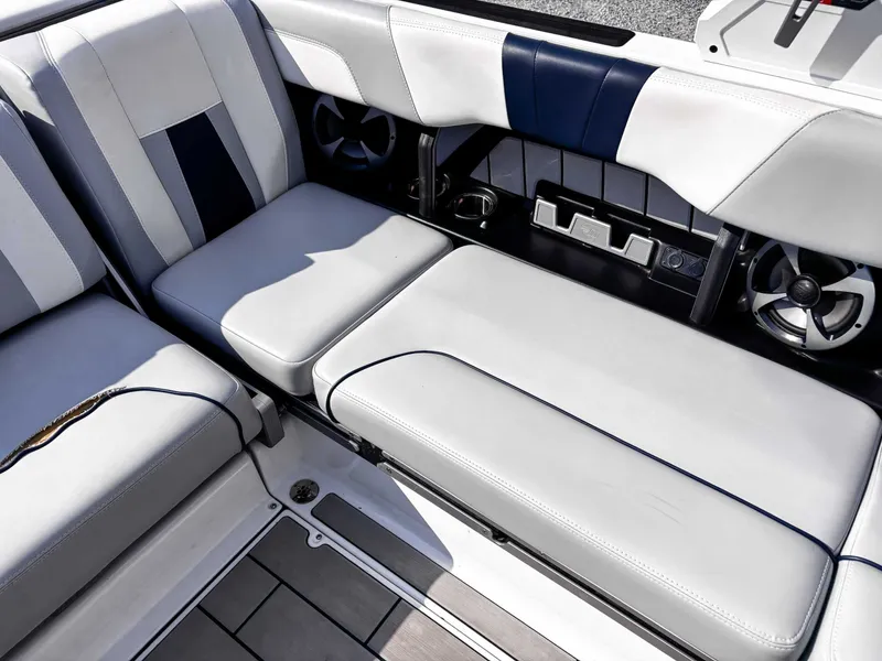 Slide: The Image of Malibu Wakesetter 24 MXZ 2021 - 16