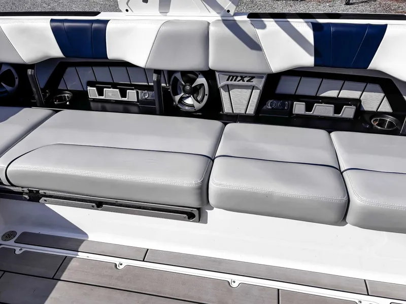 Slide: The Image of Malibu Wakesetter 24 MXZ 2021 - 17