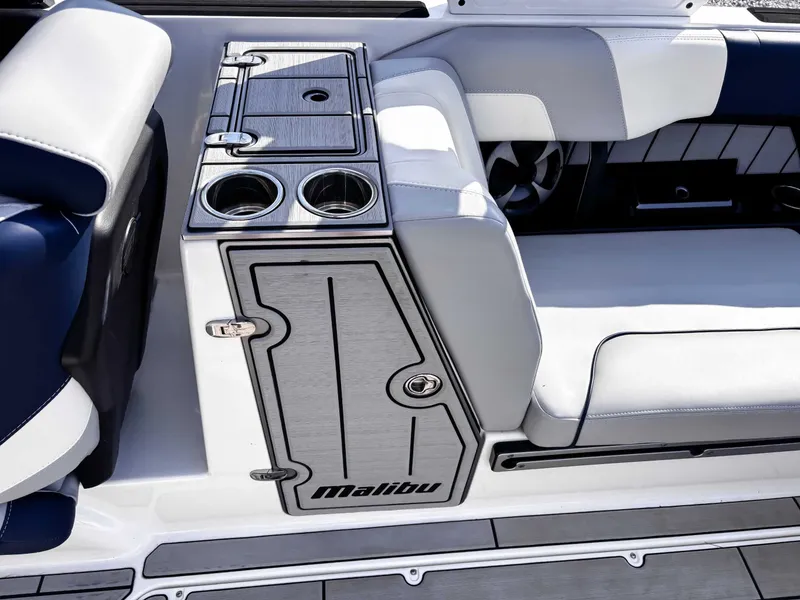 Slide: The Image of Malibu Wakesetter 24 MXZ 2021 - 18