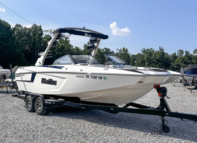 Slide: The Image of Malibu Wakesetter 24 MXZ 2021 - 3