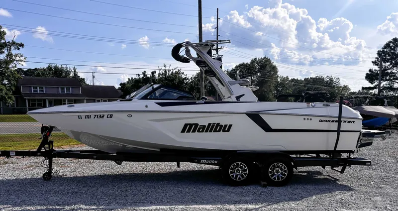 Slide: The Image of Malibu Wakesetter 24 MXZ 2021 - 6