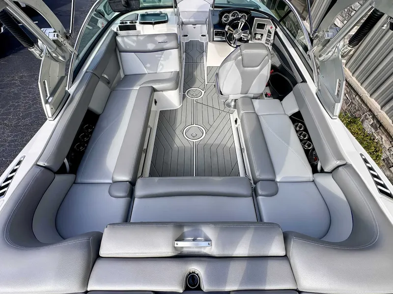 Slide: The Image of MasterCraft XT22 2018 - 10