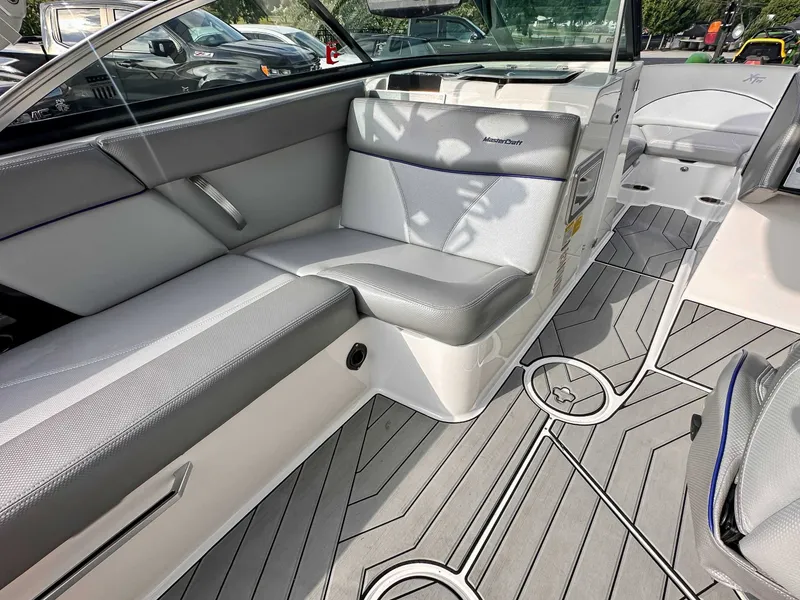 Slide: The Image of MasterCraft XT22 2018 - 13