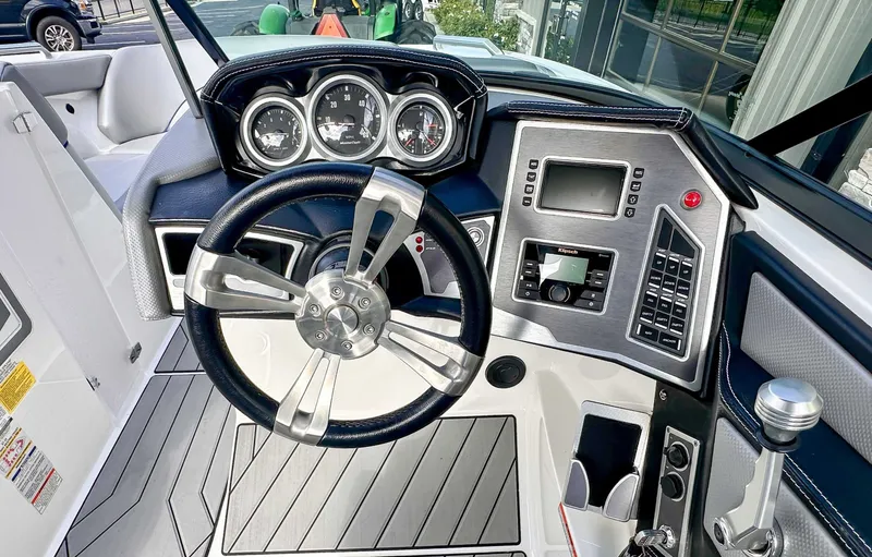 Slide: The Image of MasterCraft XT22 2018 - 15