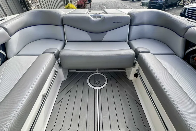 Slide: The Image of MasterCraft XT22 2018 - 18