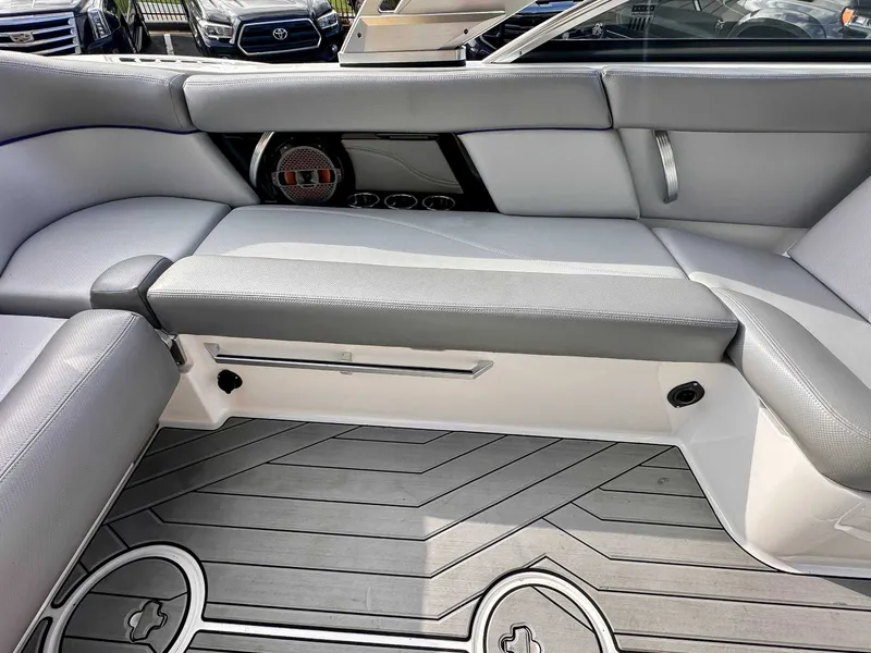 Slide: The Image of MasterCraft XT22 2018 - 19