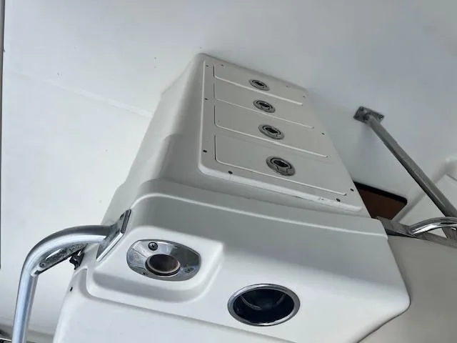 Slide: The Image of 2006 Hydra-Sports Vector 3300 CC boat storage compartments and railing. - 14