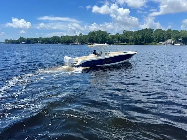 Slide: The Image of 2006 Hydra-Sports Vector 3300 CC boat cruising on a sunny lake. - 4