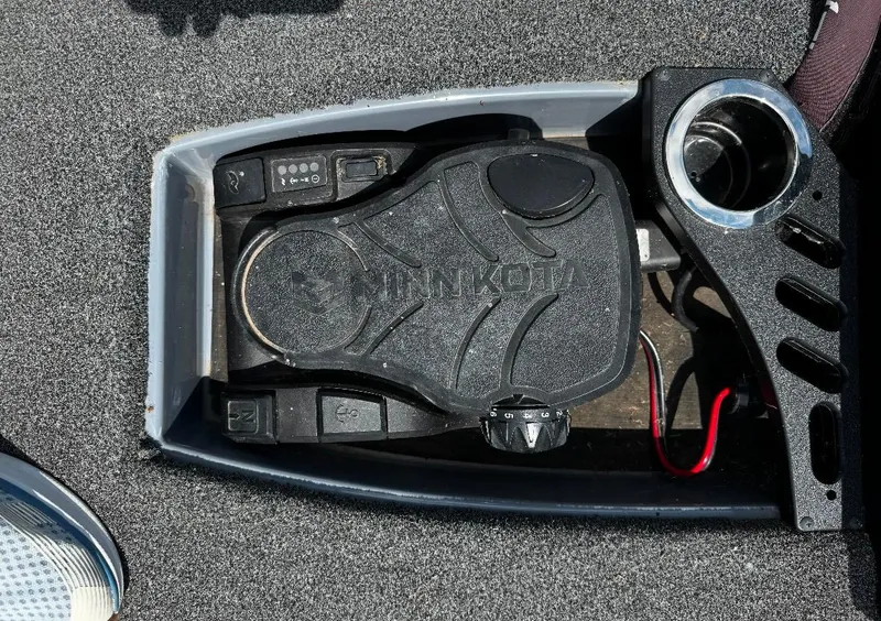 Slide: The Image of Foot pedal control on 2021 Tracker Nitro Z21 SC boat, featuring Minn Kota branding. - 7