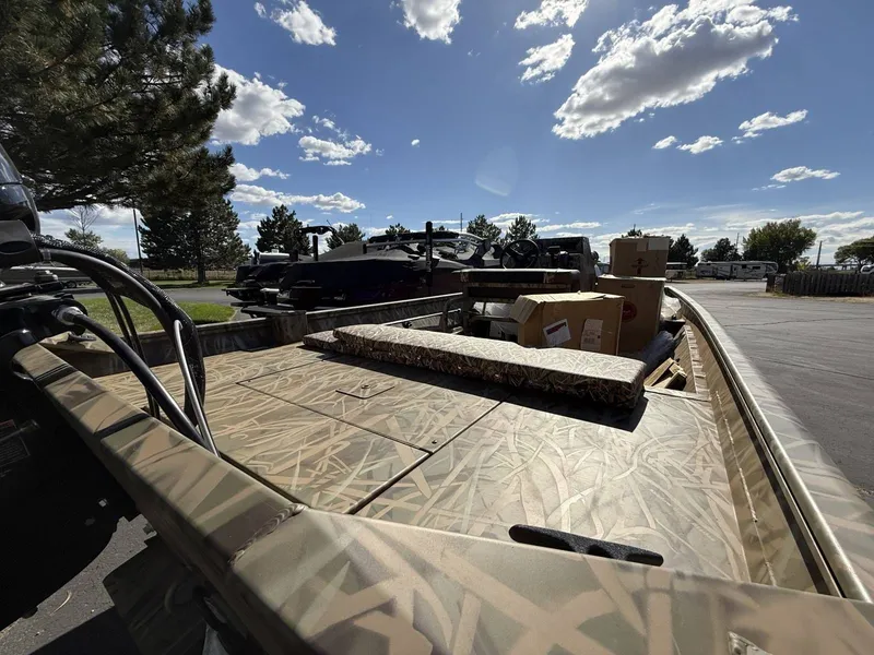 Slide: The Image of Crestliner C187FC 2026 - 6