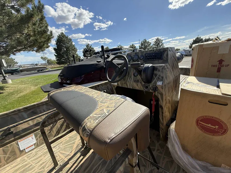 Slide: The Image of Crestliner C187FC 2026 - 7