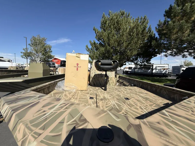 Slide: The Image of Crestliner C187FC 2026 - 9