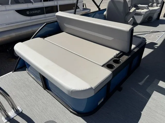 Slide: The Image of Godfrey EX2086SFLX 2026 - 8