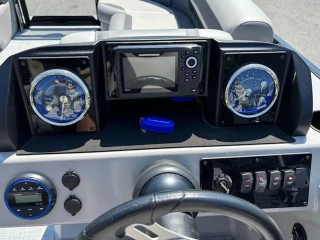 Slide: The Image of Premier 220 Sunscape RE 2025 - 10