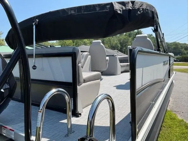 Slide: The Image of Premier 220 Sunscape RE 2025 - 6