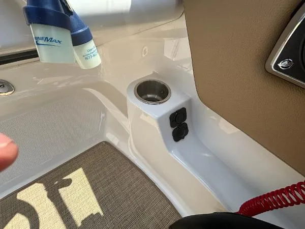 Slide: The Image of Sea Ray SPX 230 Outboard 2023 - 18