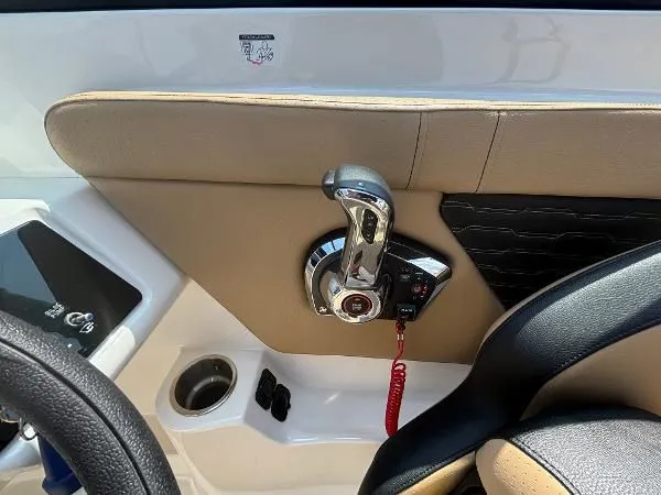 Slide: The Image of Sea Ray SPX 230 Outboard 2023 - 20