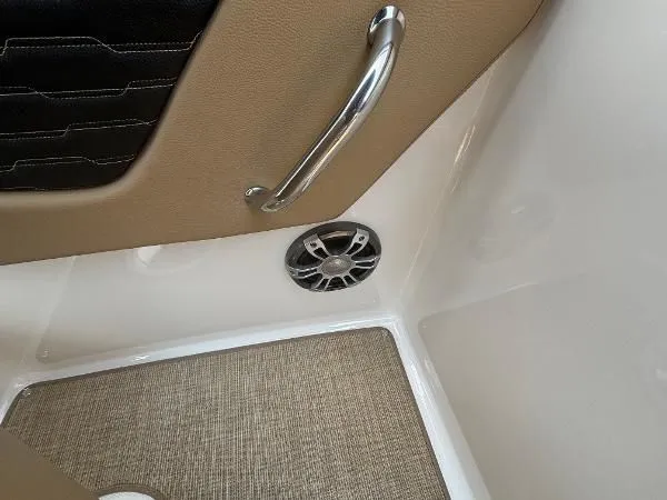 Slide: The Image of Sea Ray SPX 230 Outboard 2023 - 21