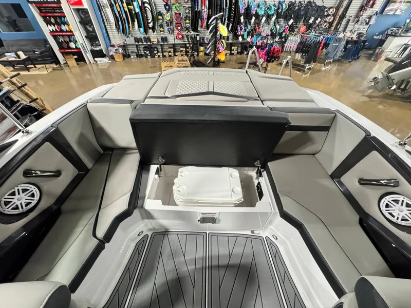 Slide: The Image of Monterey 238SS Super Sport 2025 - 10