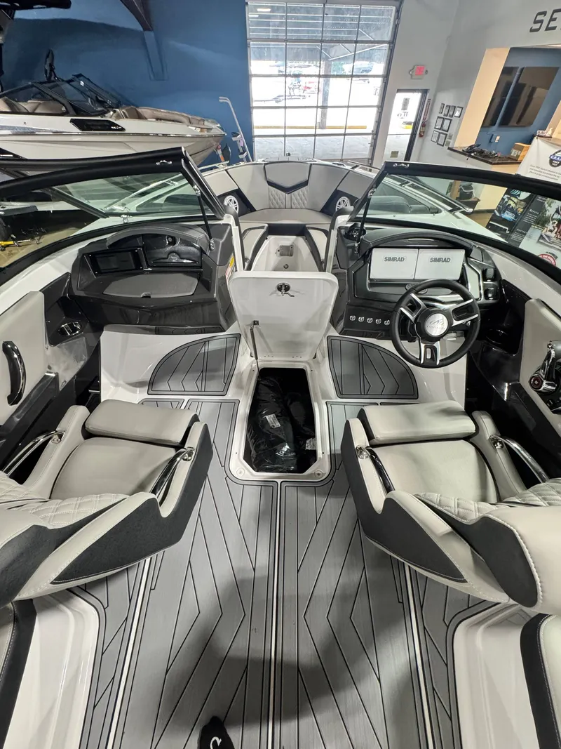 Slide: The Image of Monterey 238SS Super Sport 2025 - 11