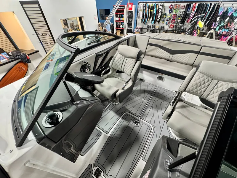 Slide: The Image of Monterey 238SS Super Sport 2025 - 15