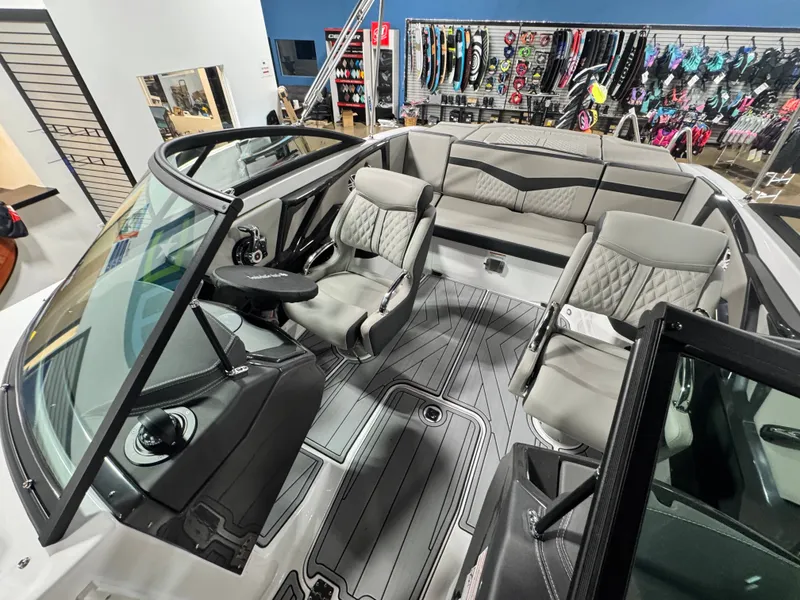 Slide: The Image of Monterey 238SS Super Sport 2025 - 17