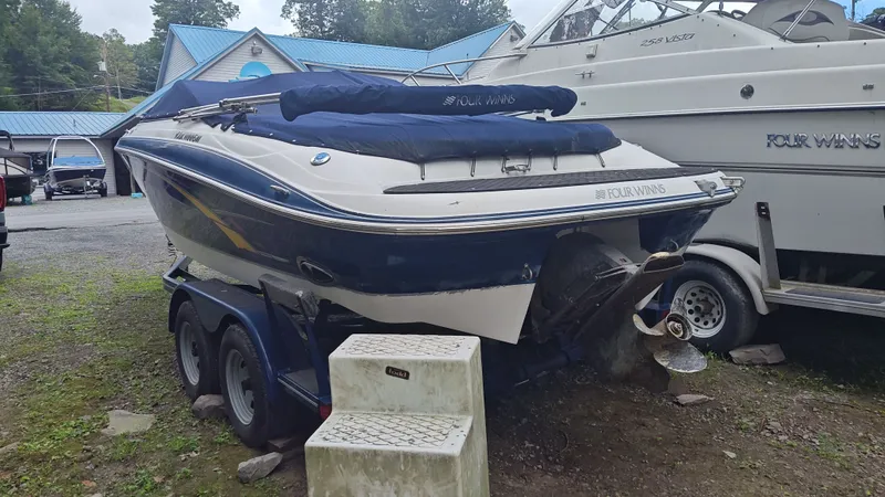 Slide: The Image of Four Winns 210 Horizon 2007 - 11