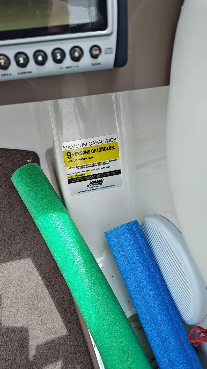 Slide: The Image of Four Winns 210 Horizon 2007 - 3